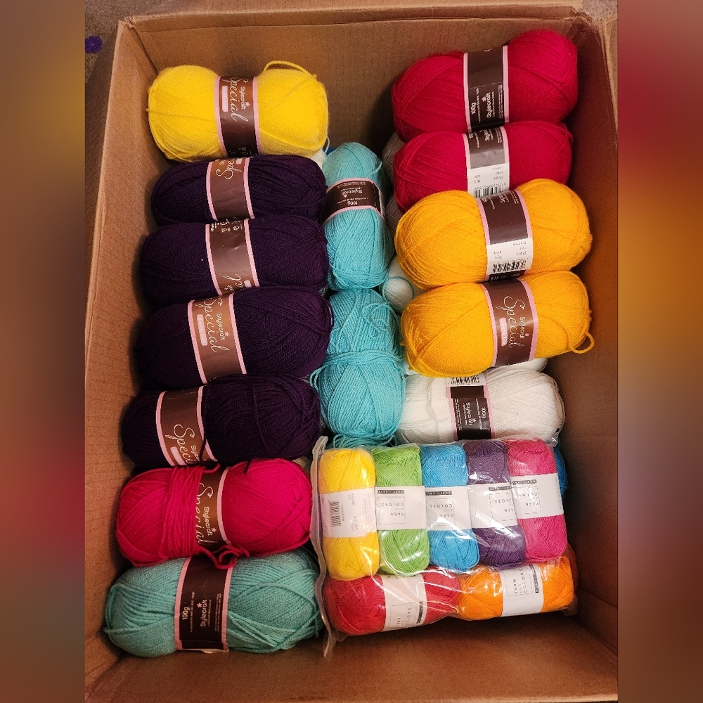 Box of YARN (lot)